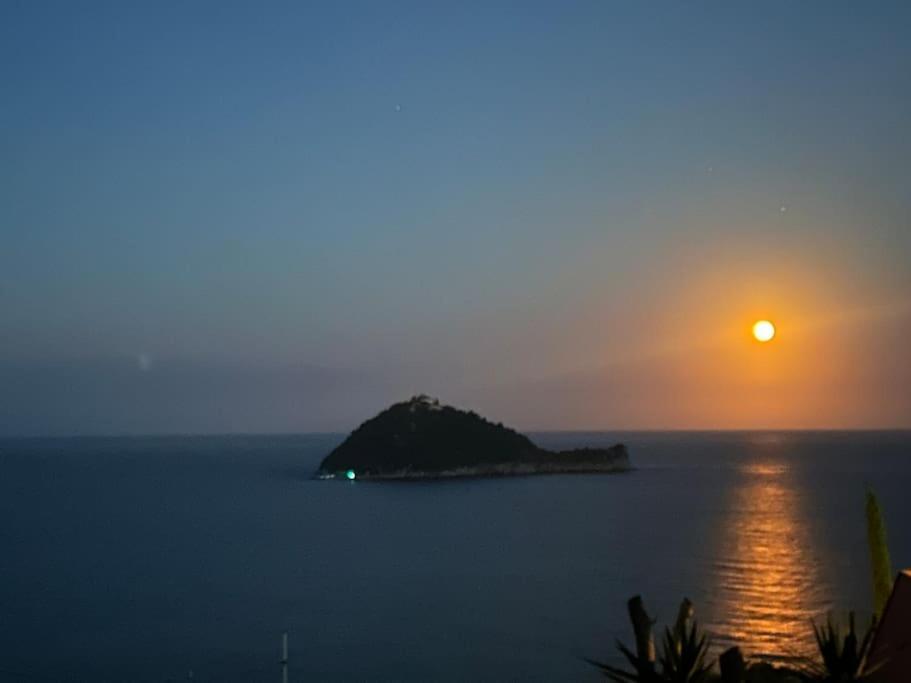 Alassio Vista Mozzafiato Sull'Isola Gallinara Apartment Exterior photo