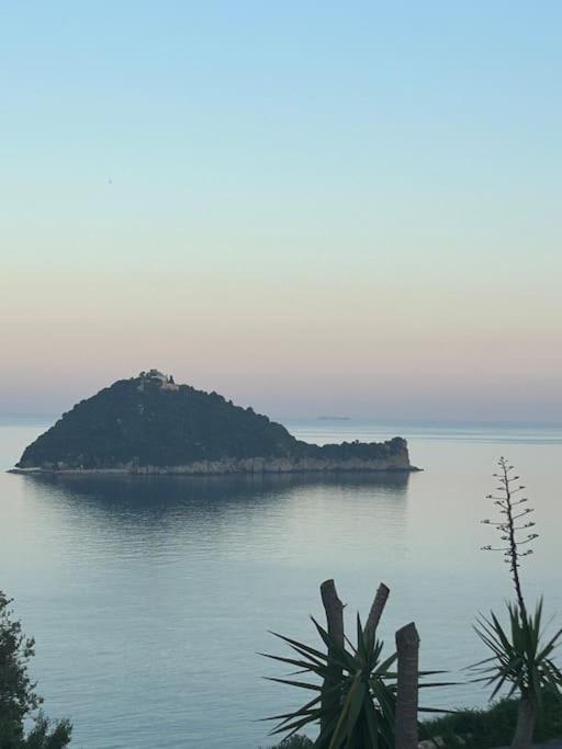 Alassio Vista Mozzafiato Sull'Isola Gallinara Apartment Exterior photo